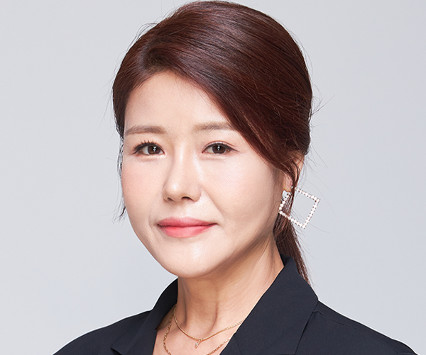 Middle Age Eyelid Surgery surgery overview image